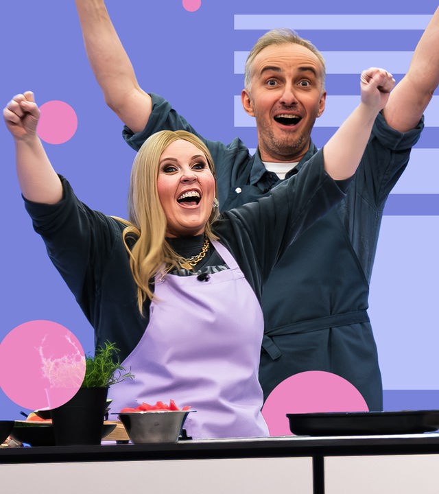 Maite Kelly (links) und Jan Böhmermann (rechts) kochen gemeinsam bei "Böhmi brutzelt"