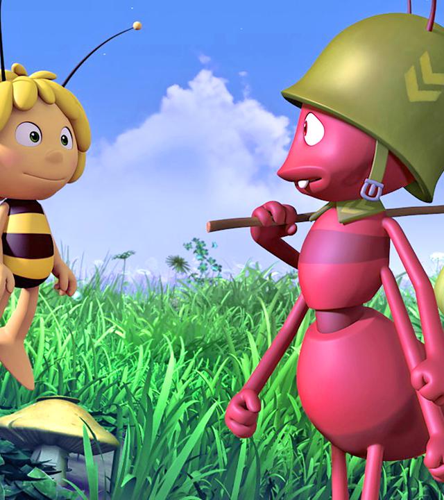 Maja und ein Ameisensoldat mit seinem Marschgepäck am Stock.