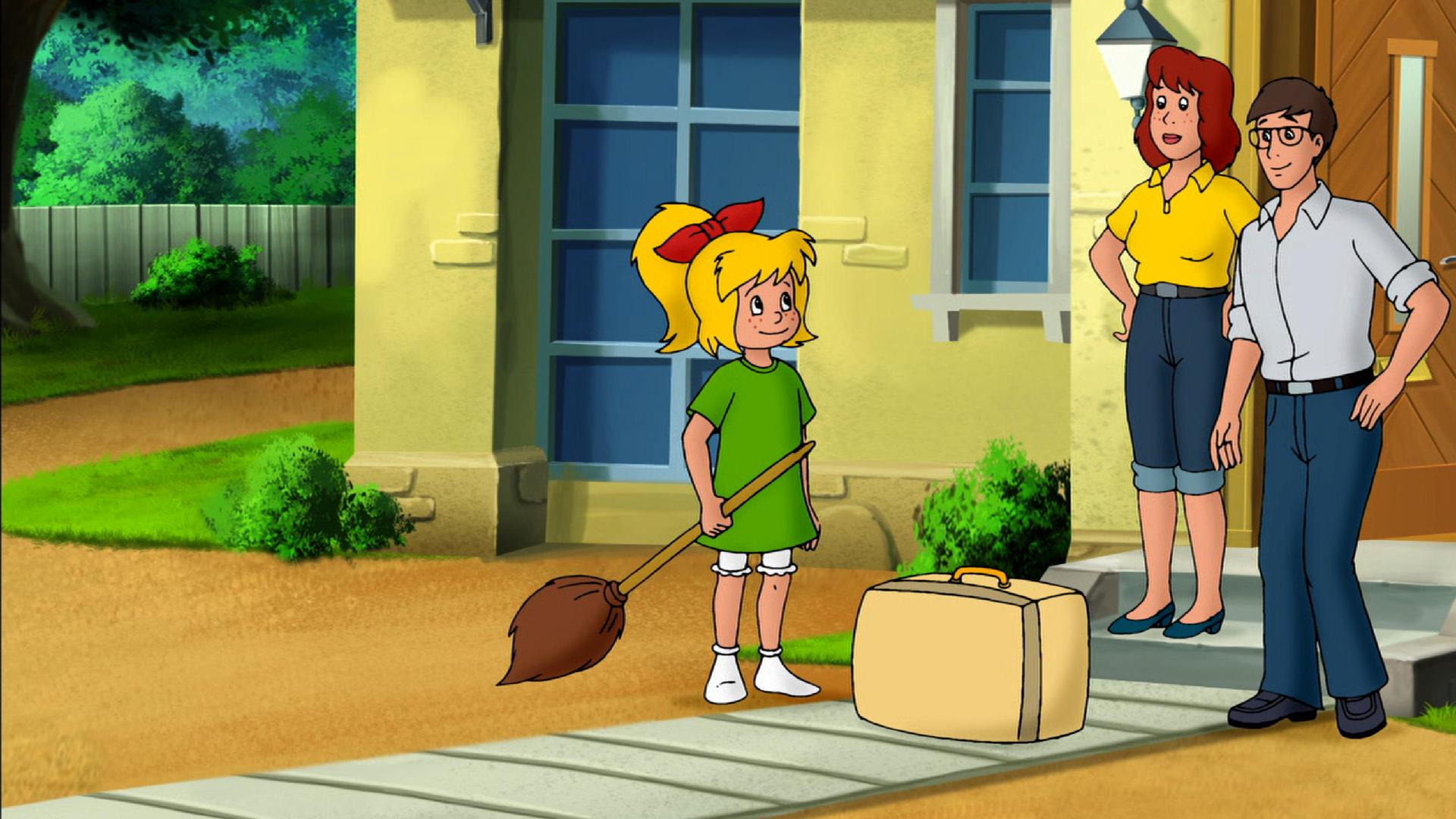 Bibi, Barbara und Bernhard stehen vor ihrem Haus, zwischen ihnen steht ein Koffer.