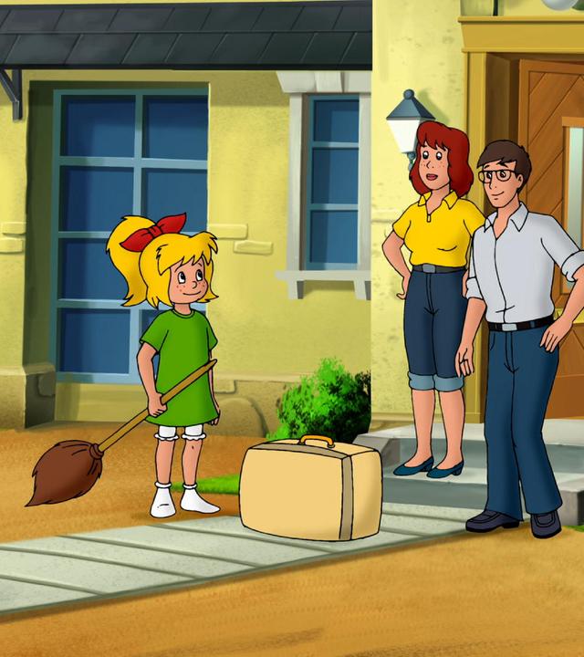 Bibi, Barbara und Bernhard stehen vor ihrem Haus, zwischen ihnen steht ein Koffer.