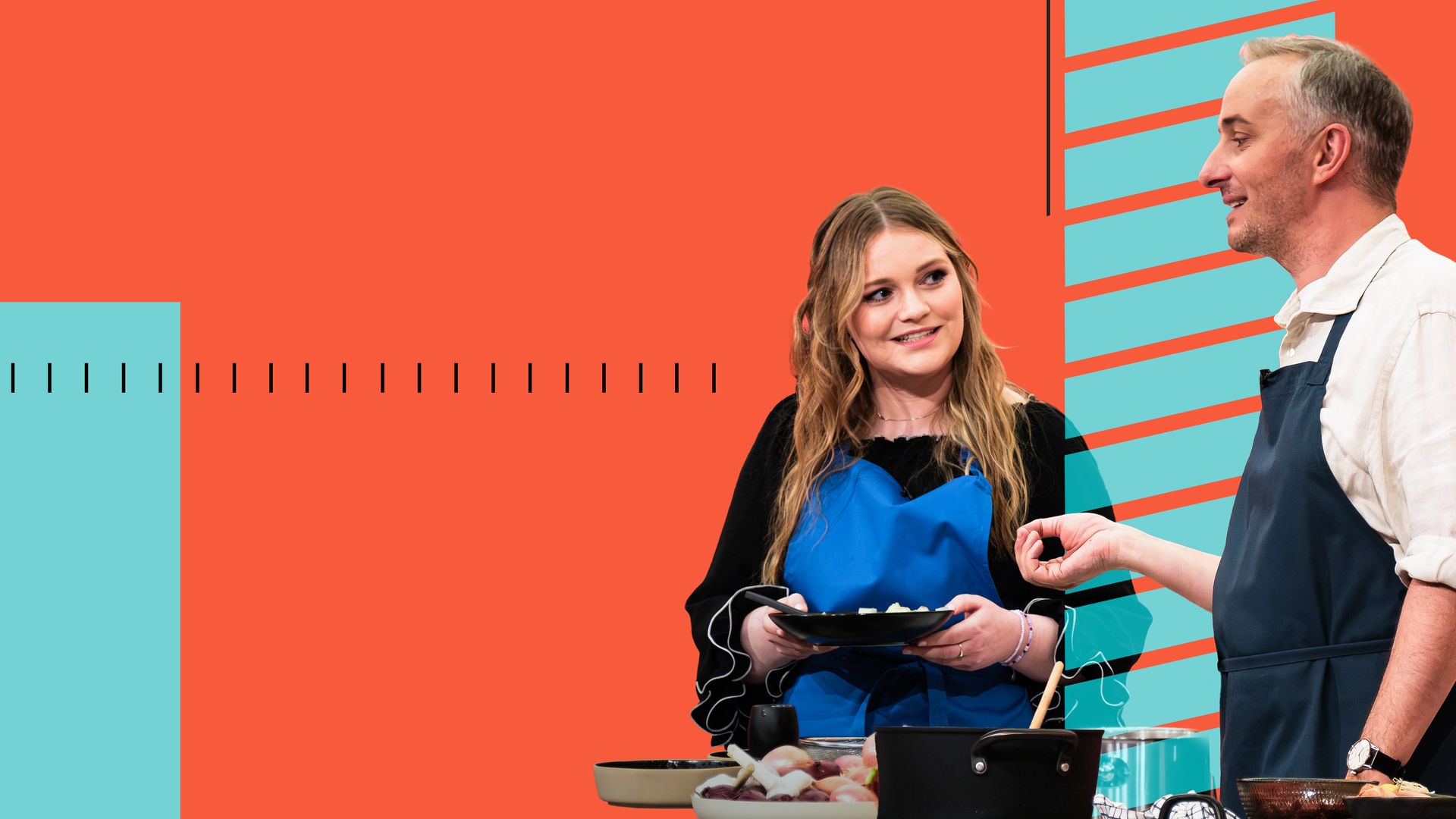 Caro Worbs (links) und Jan Böhmermann (rechts) kochen gemeinsam bei "Böhmi brutzelt"