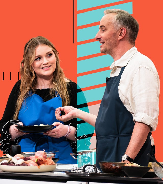 Caro Worbs (links) und Jan Böhmermann (rechts) kochen gemeinsam bei "Böhmi brutzelt"