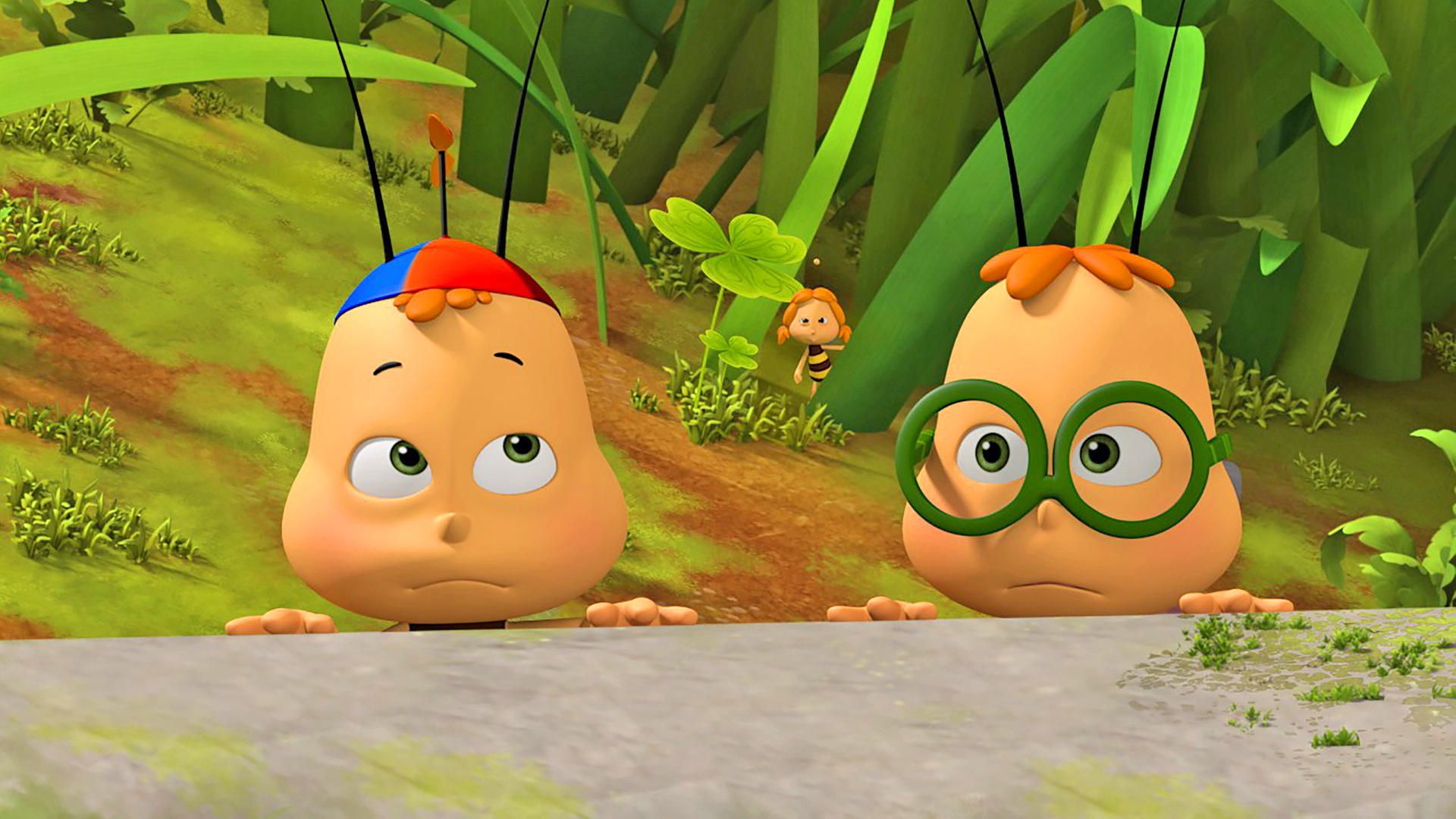 Zwei kleine Bienen schauen hinter einer Mauer hervor. Im Hintergrund sieht man ein Bienenmädchen.