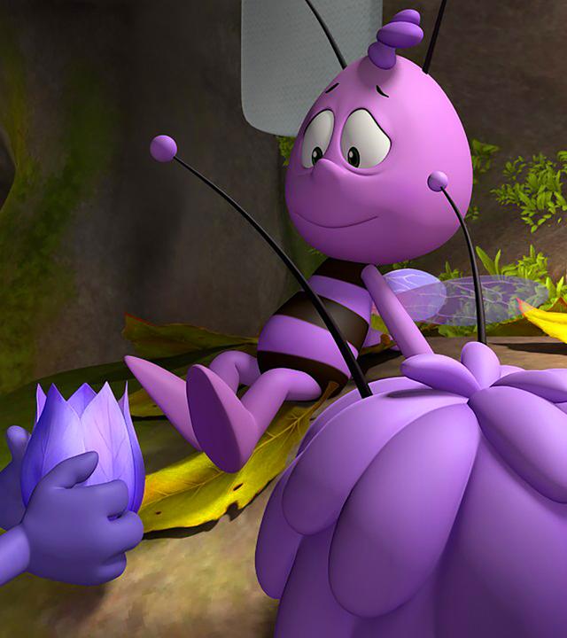 Die Spinne Thekla hält dem lila-gefärbten Willi eine Blüte hin.