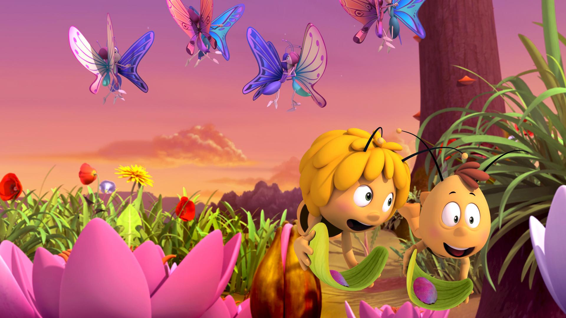 Willi und Maja fliegen glücklich nebeneinander und tragen bunte Blüten auf Blättern. Begleitet werden sie dabei von vielen bunten Schmetterlingen.