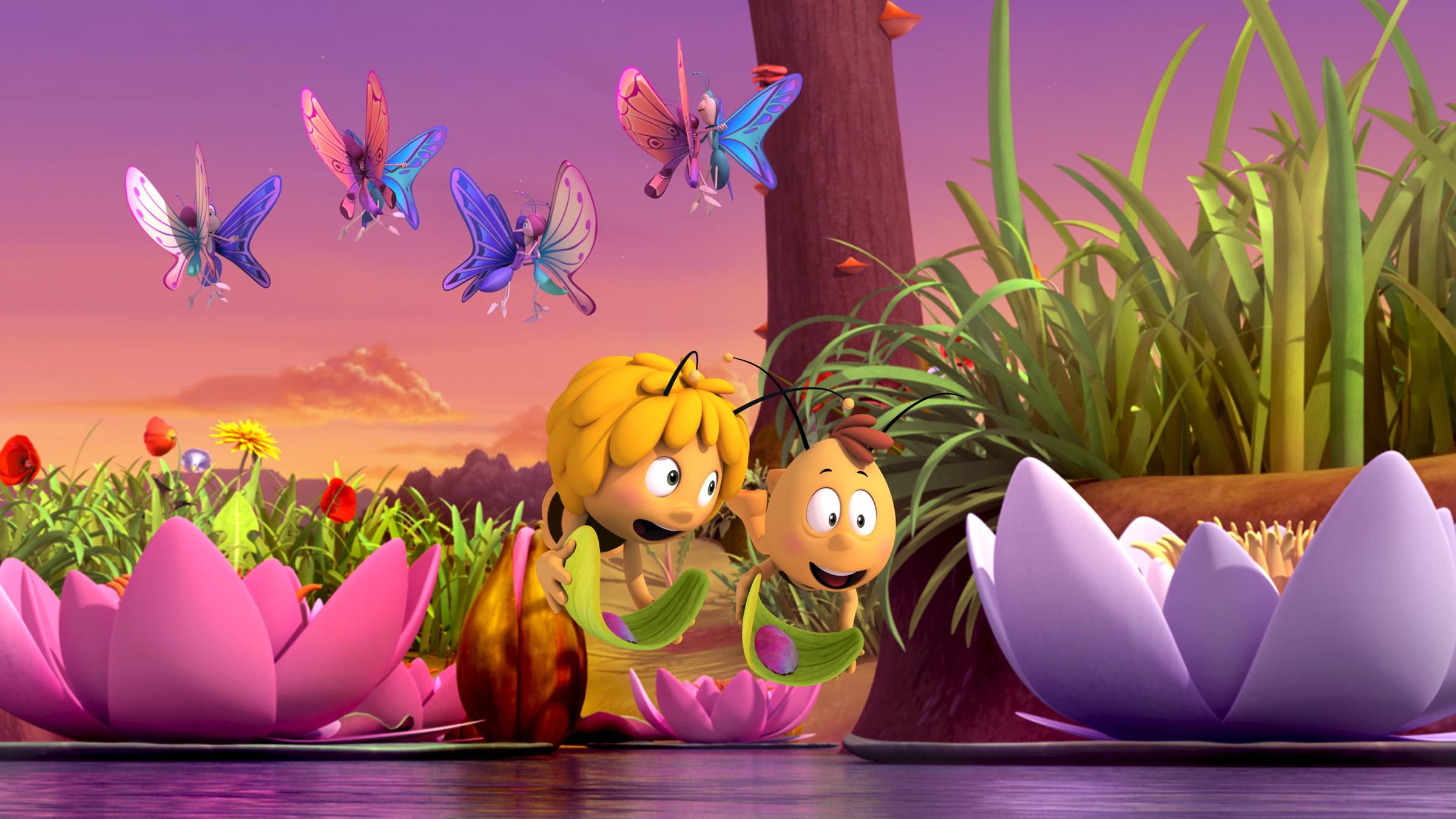 Willi und Maja fliegen glücklich nebeneinander und tragen bunte Blüten auf Blättern. Begleitet werden sie dabei von vielen bunten Schmetterlingen.