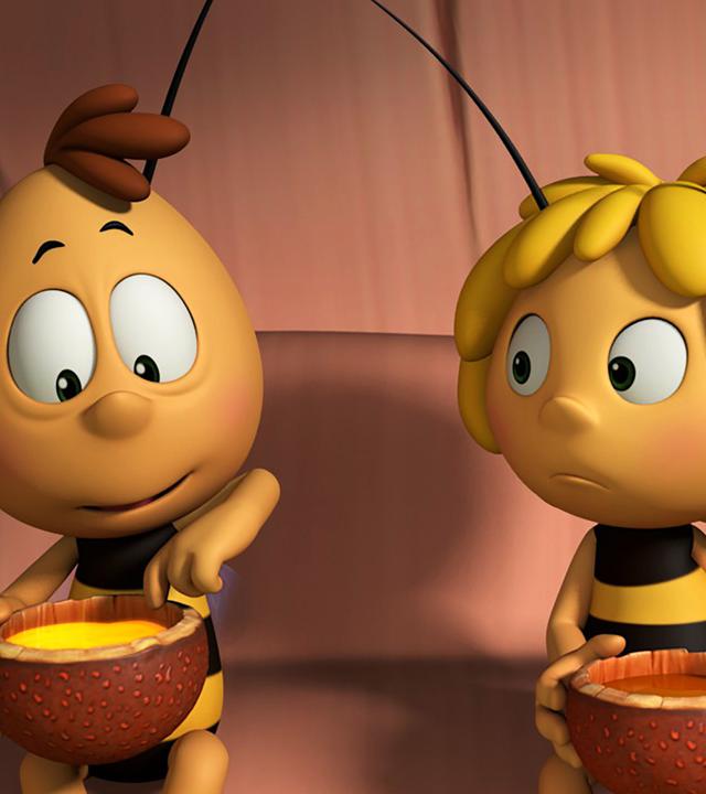 Willi und Maja genießen ihren Honig.