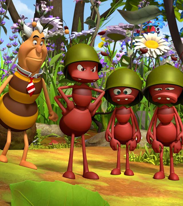 Ameisenführer Paul steht mit seinen Ameisentruppen neben Richter Bienenwachs. Maja beobachtet mit ihren Freunden die Szenerie.