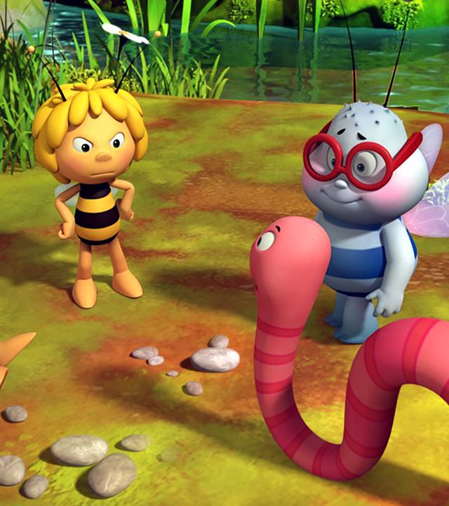 Maja hört sich genervt Max' Aussage an. Willi sitzt enttäuscht auf dem Boden. Puck blickt ratlos zu Max.