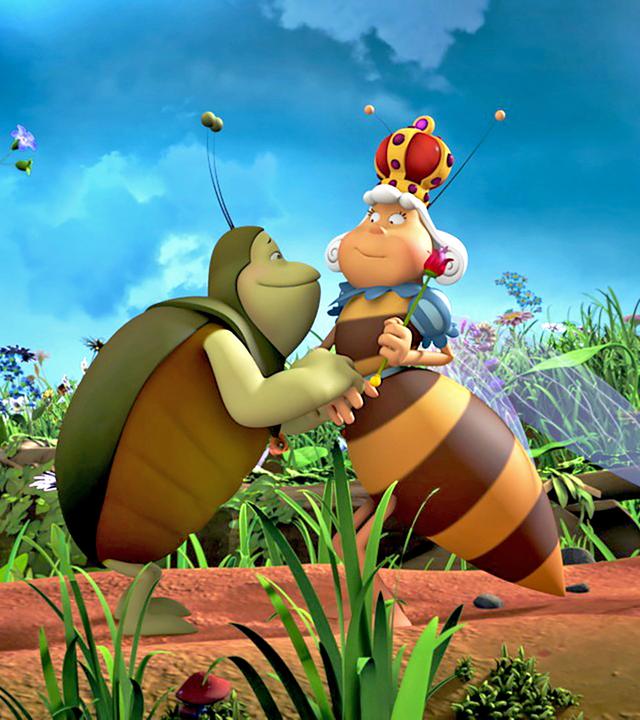 Kurt schmachtet die Bienenkönigin an. Beide stehen sich auf einer Blumenwiese gegenüber.