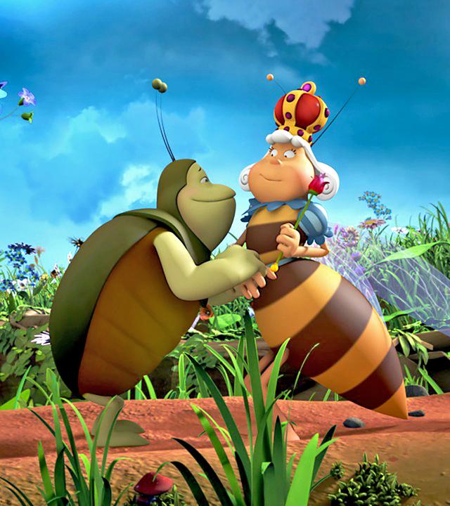 Kurt schmachtet die Bienenkönigin an. Beide stehen sich auf einer Blumenwiese gegenüber.