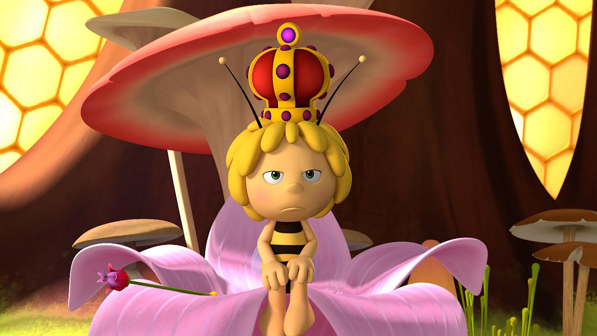 Königin Maja sitzt gelangweilt auf dem Thron.