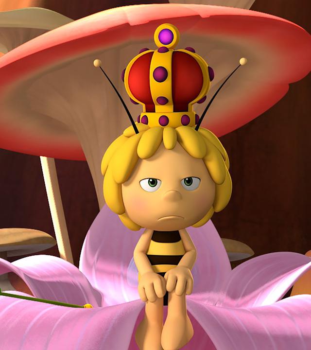 Königin Maja sitzt gelangweilt auf dem Thron.