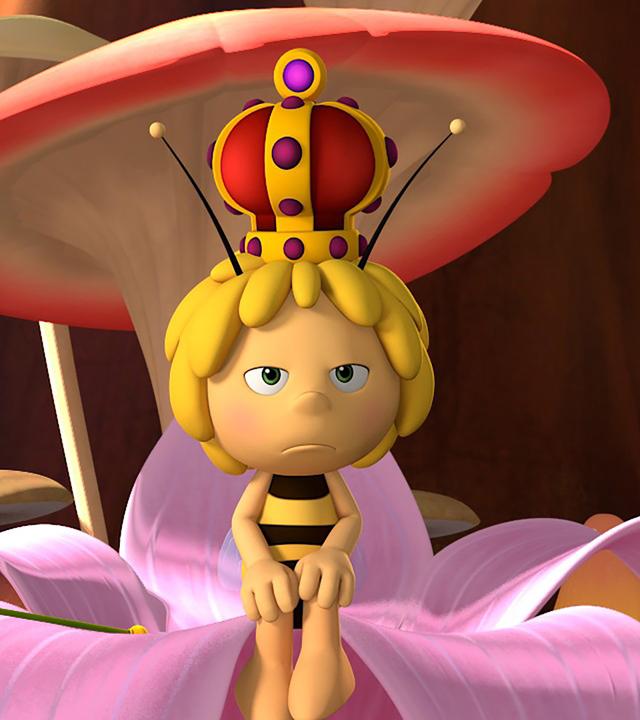 Königin Maja sitzt gelangweilt auf dem Thron.