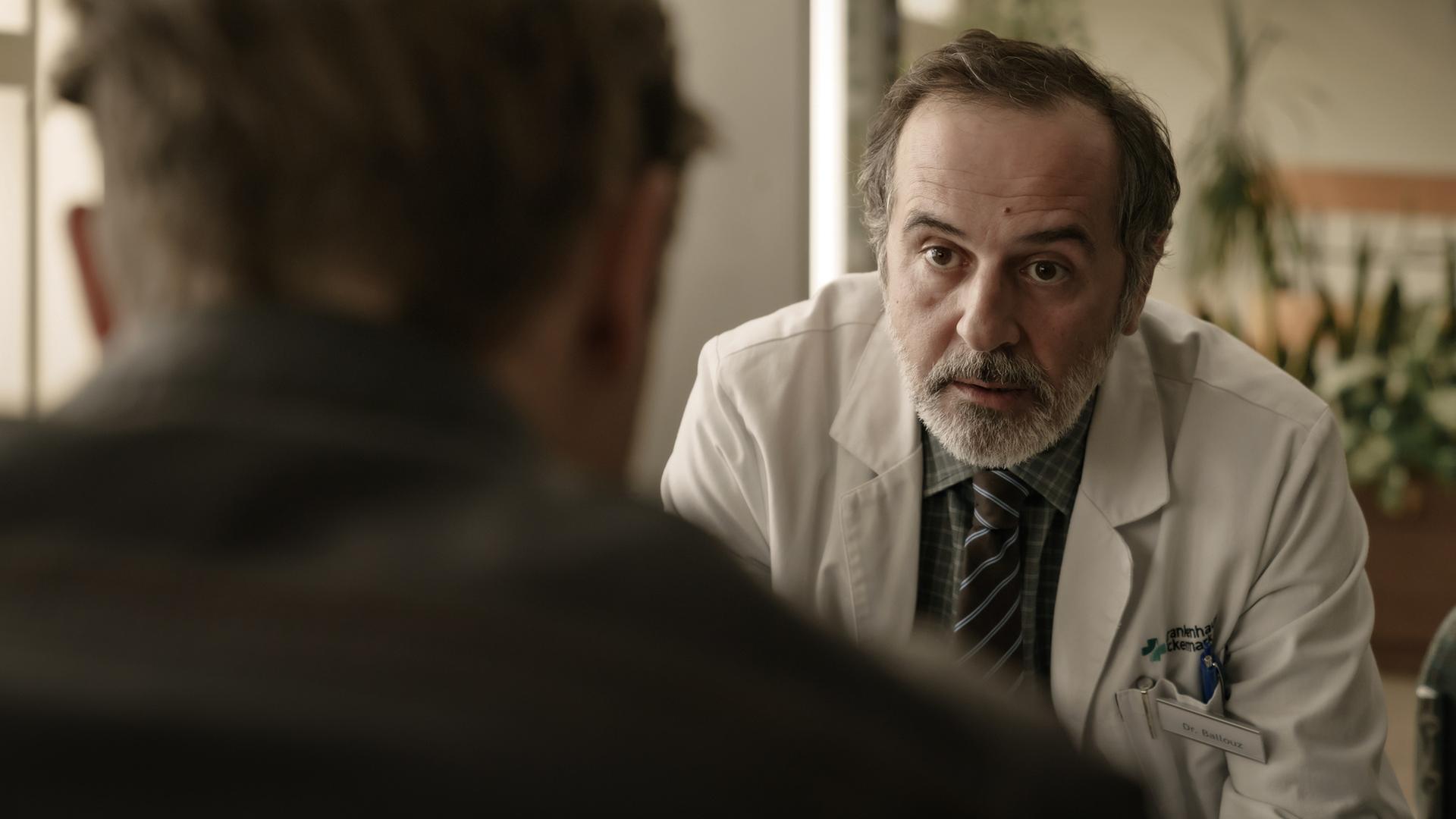 Doktor Ballouz (Merab Ninidze, r.) 