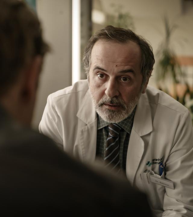 Doktor Ballouz (Merab Ninidze, r.) 