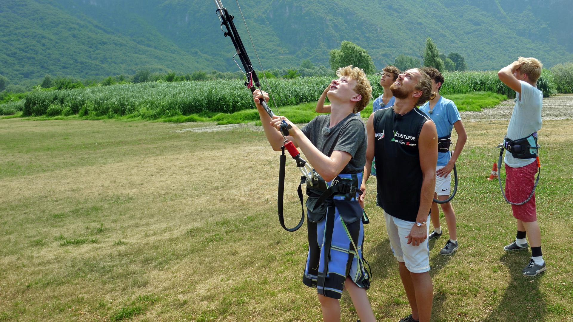 Die Jungs erlernen das Kiten.