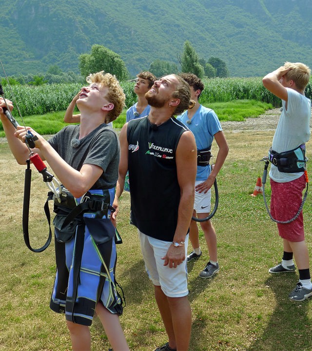 Die Jungs erlernen das Kiten.
