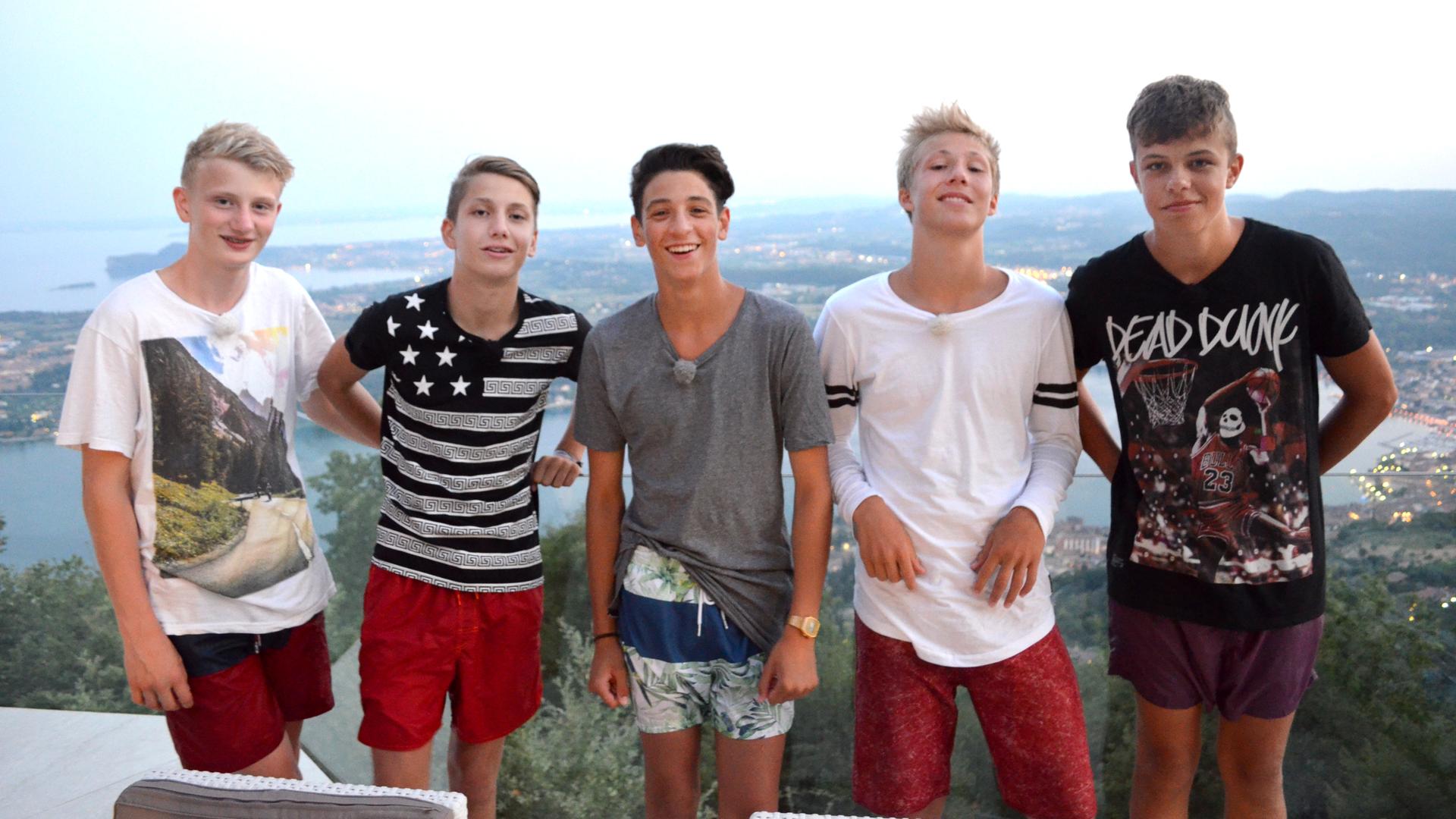 Die Jungs blicken lässig in die Kamera.