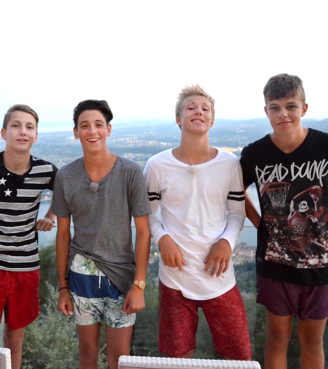 Die Jungs blicken lässig in die Kamera.