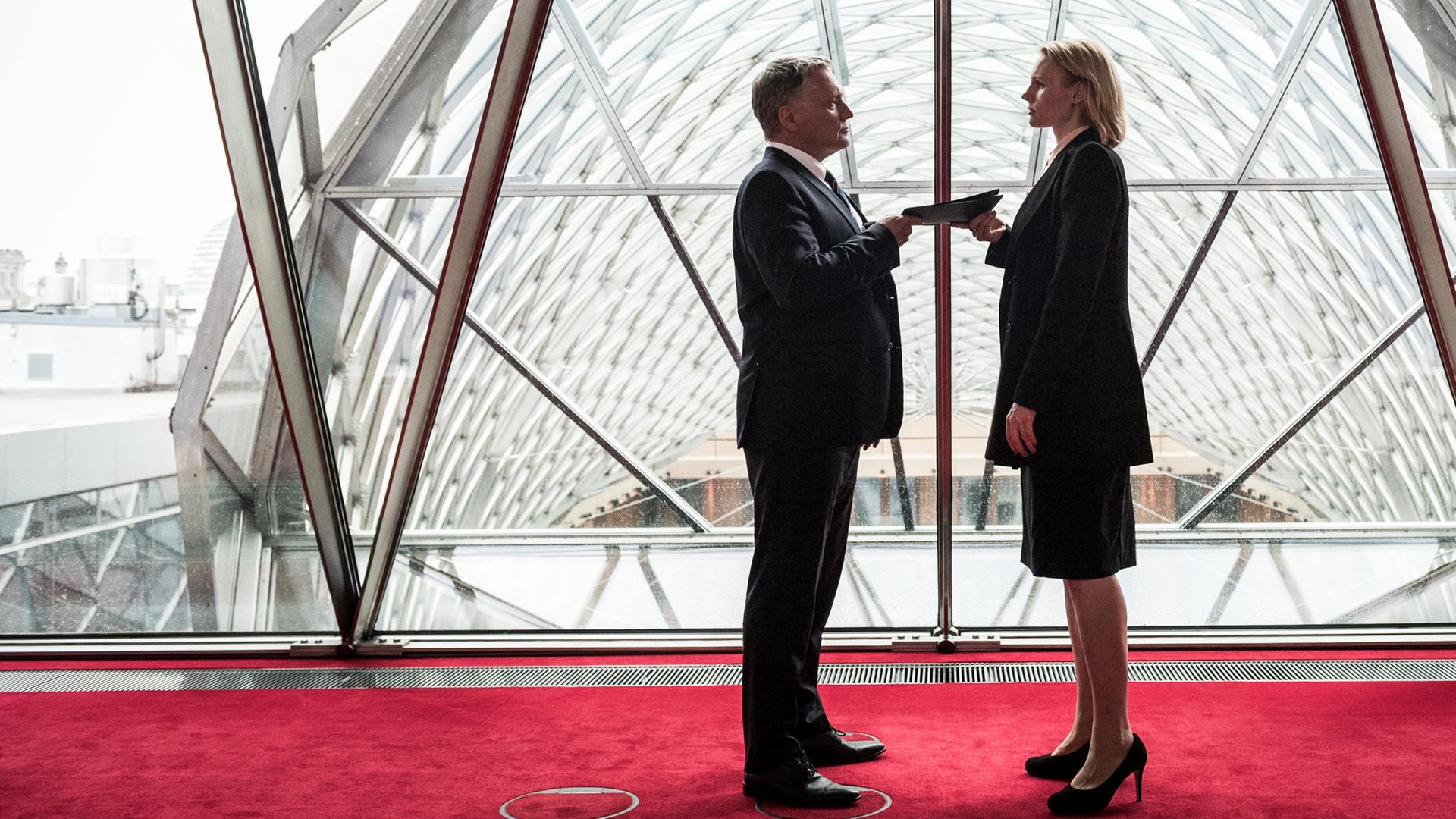 Eva Blumenthal (Rosalie Thomass), Wolfgang Zielert (Bernhard Schir).