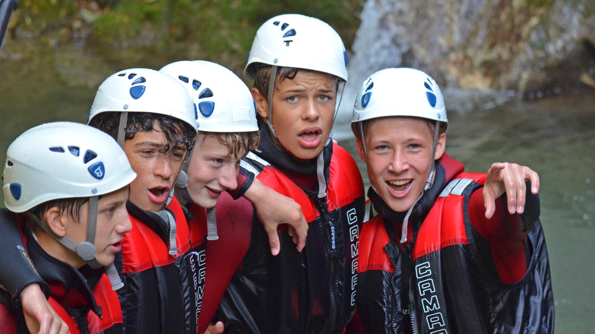Platschnasse Jungs beim Canyoning.