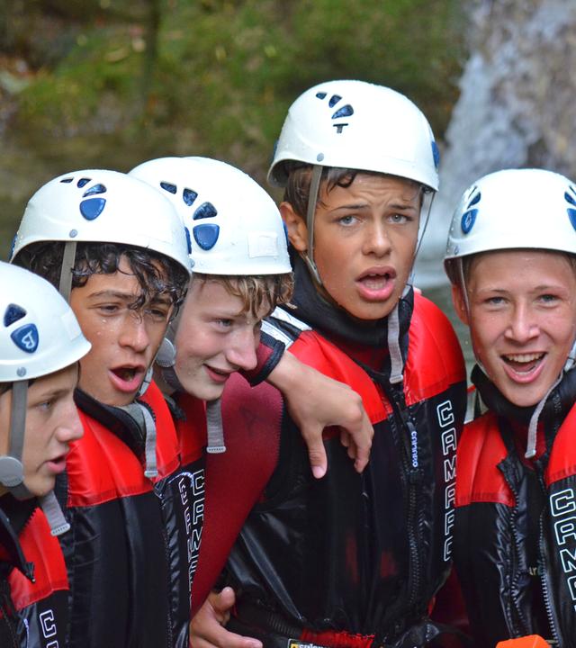 Platschnasse Jungs beim Canyoning