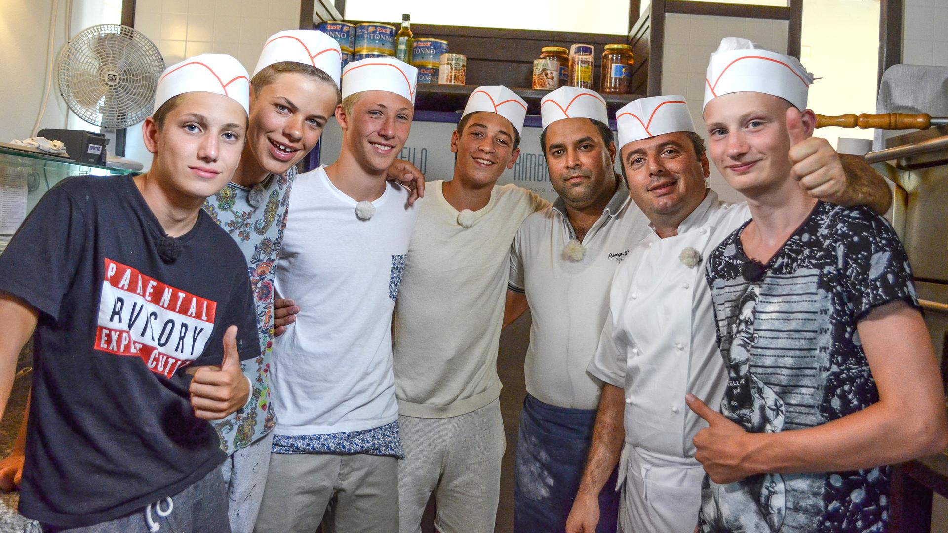 Die Jungs versuchen sich als Pizzabäcker.