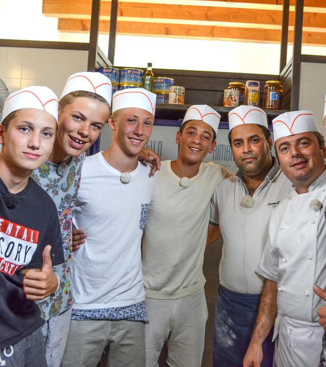 Die Jungs versuchen sich als Pizzabäcker.