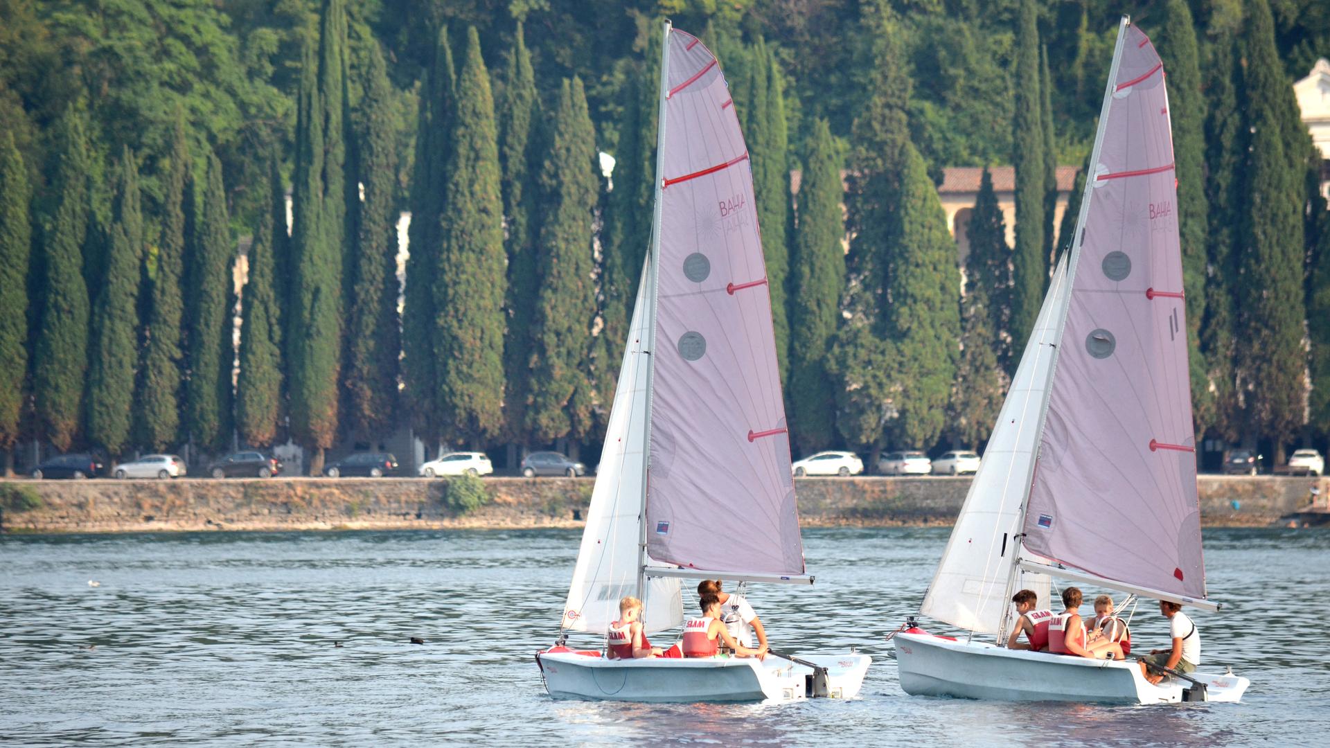 Die Jungs segeln davon.