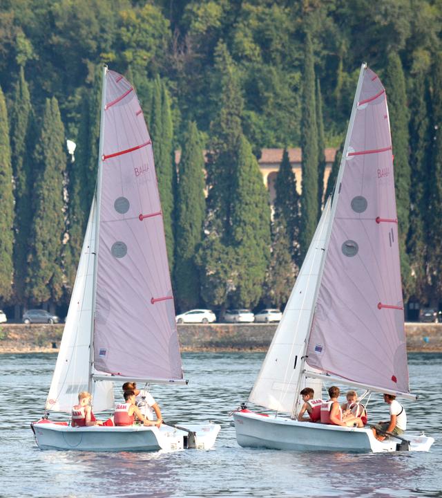 Die Jungs segeln davon.