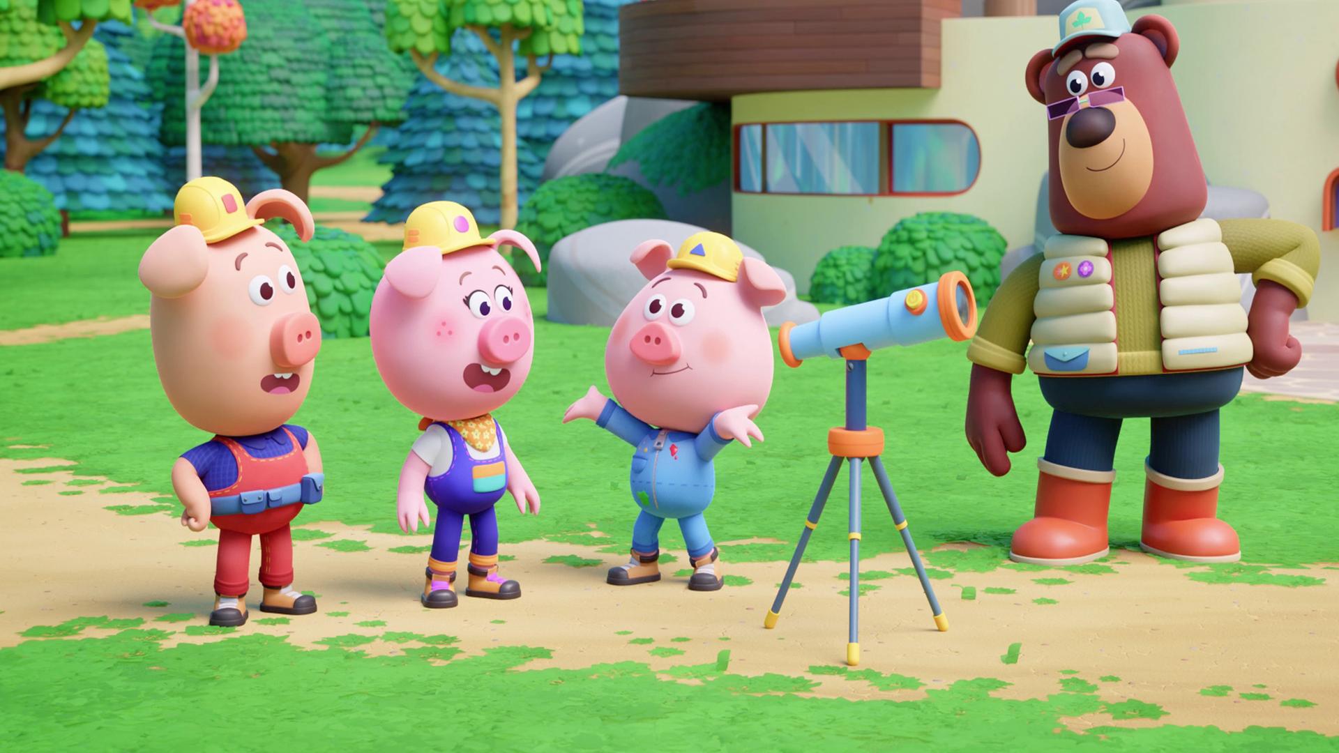 Die drei Werkel-Ferkel und Bär Bernhard stehen um ein Fernrohr auf einem Stativ herum. Die drei Schweinchen tragen Latzhosen und gelbe Bauarbeiter-Helme. Der Bär trägt eine Baseball-Mütze und orangefarbene Stiefel. Es scheint, als würden die drei Schweinchen gerade einen Plan besprechen.
