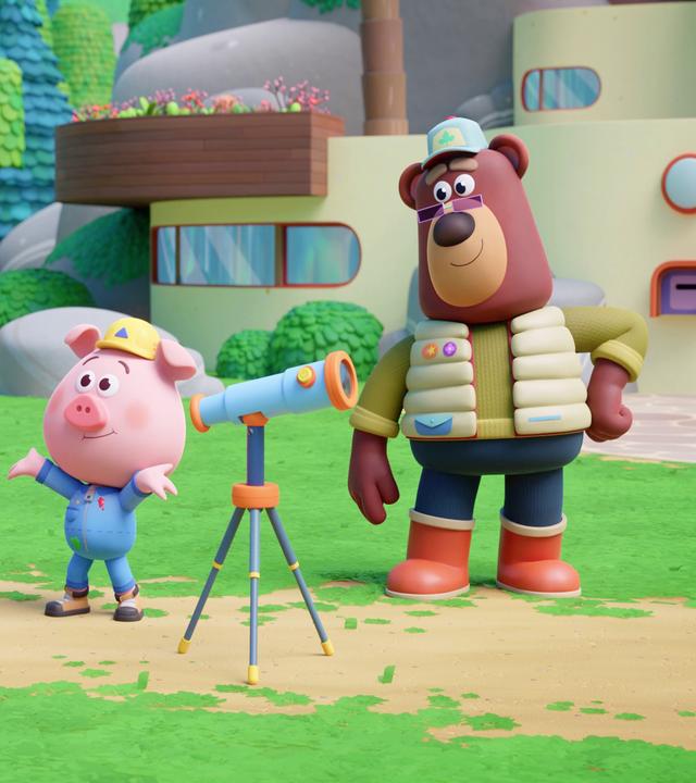 Die drei Werkel-Ferkel und Bär Bernhard stehen um ein Fernrohr auf einem Stativ herum. Die drei Schweinchen tragen Latzhosen und gelbe Bauarbeiter-Helme. Der Bär trägt eine Baseball-Mütze und orangefarbene Stiefel. Es scheint, als würden die drei Schweinchen gerade einen Plan besprechen.