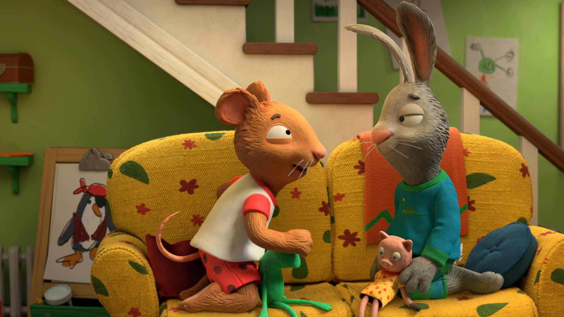 Die beiden besten Freunde Posy, die Maus, und Pip das Kaninchen knien sich zugewandt auf dem Sofa. Dabei halten sie ihre Lieblingskuscheltiere Froschi und Schweinchen in den Händen. Posy sagt etwas zu Pip, die beiden sehen sehr müde aus, sie können ihre Augen kaum noch offen halten.  Der Blick aus dem Fenster zeigt einen sternenklaren Nachthimmel.