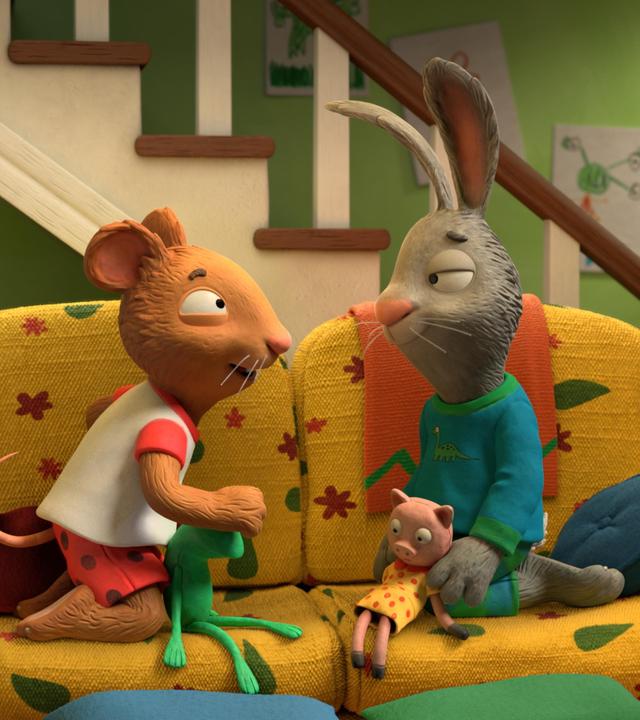 Die beiden besten Freunde Posy, die Maus, und Pip das Kaninchen knien sich zugewandt auf dem Sofa. Dabei halten sie ihre Lieblingskuscheltiere Froschi und Schweinchen in den Händen. Posy sagt etwas zu Pip, die beiden sehen sehr müde aus, sie können ihre Augen kaum noch offen halten.  Der Blick aus dem Fenster zeigt einen sternenklaren Nachthimmel.