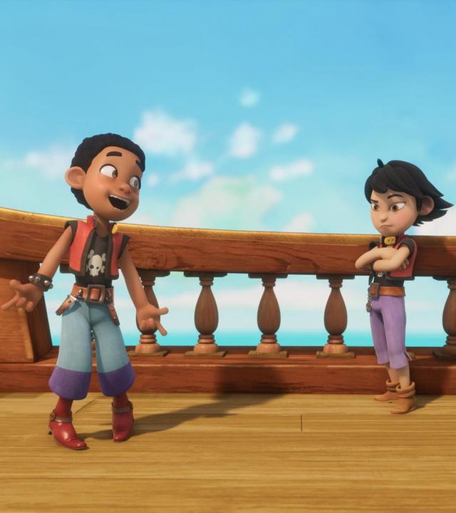 Der Himmel ist blau mit ein paar Schäfchenwolken. An der Reling steht Finn mit seinen roten Piratenstiefeln und mit ausgebreitenden Armen vor Zoe und Alexander. Er schaut sie mit großen, aufgerissenen Augen an und lächelt dabei. Seine Hände zeigen gespreizt mit den Handinnenflächen nach oben. Zoe und Alexander schauen beide zu Finn. Zoe hat ihre Arme trotzig verschränkt. Alexander hat seinen linken Arm in seine Hüfte gestemmt.