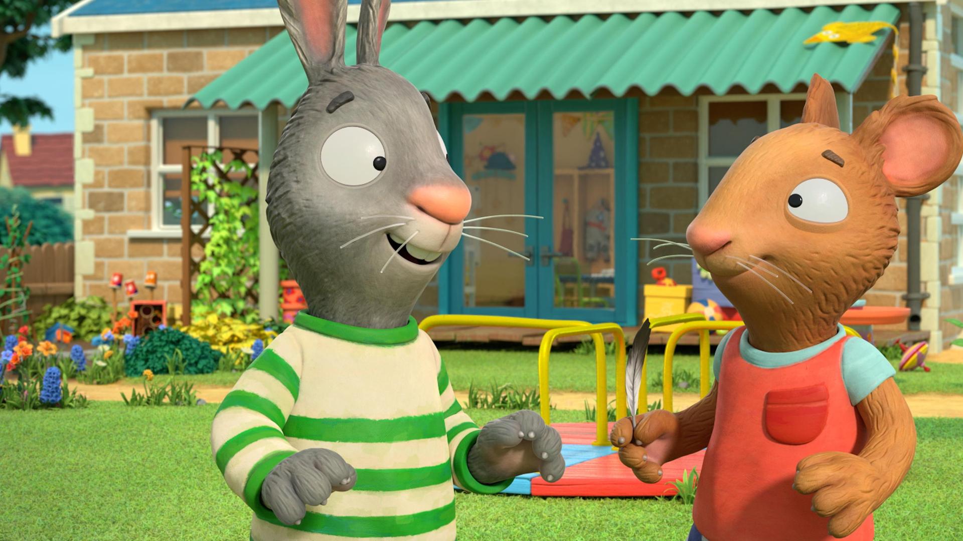 An einem sonnigen Tag vor dem Haus stehen die beiden besten Freunde Pip, das Kaninchen und Posy, die Maus nebeneinander und lächeln sich fröhlich an. Posy hält in ihrer rechten Hand eine Feder.