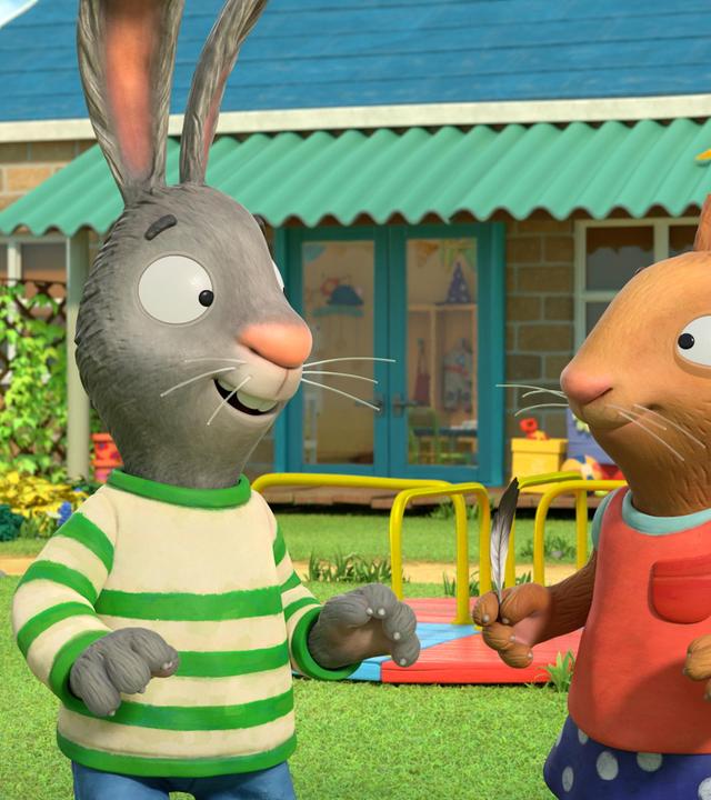 An einem sonnigen Tag vor dem Haus stehen die beiden besten Freunde Pip, das Kaninchen und Posy, die Maus nebeneinander und lächeln sich fröhlich an. Posy hält in ihrer rechten Hand eine Feder.