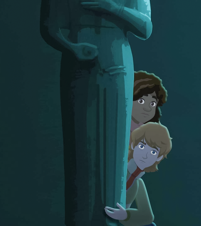 Es ist dunkel. Halb verdeckt von einer antiken Statue schauen Paul und Millie seitlich heraus. Sie beobachten etwas.