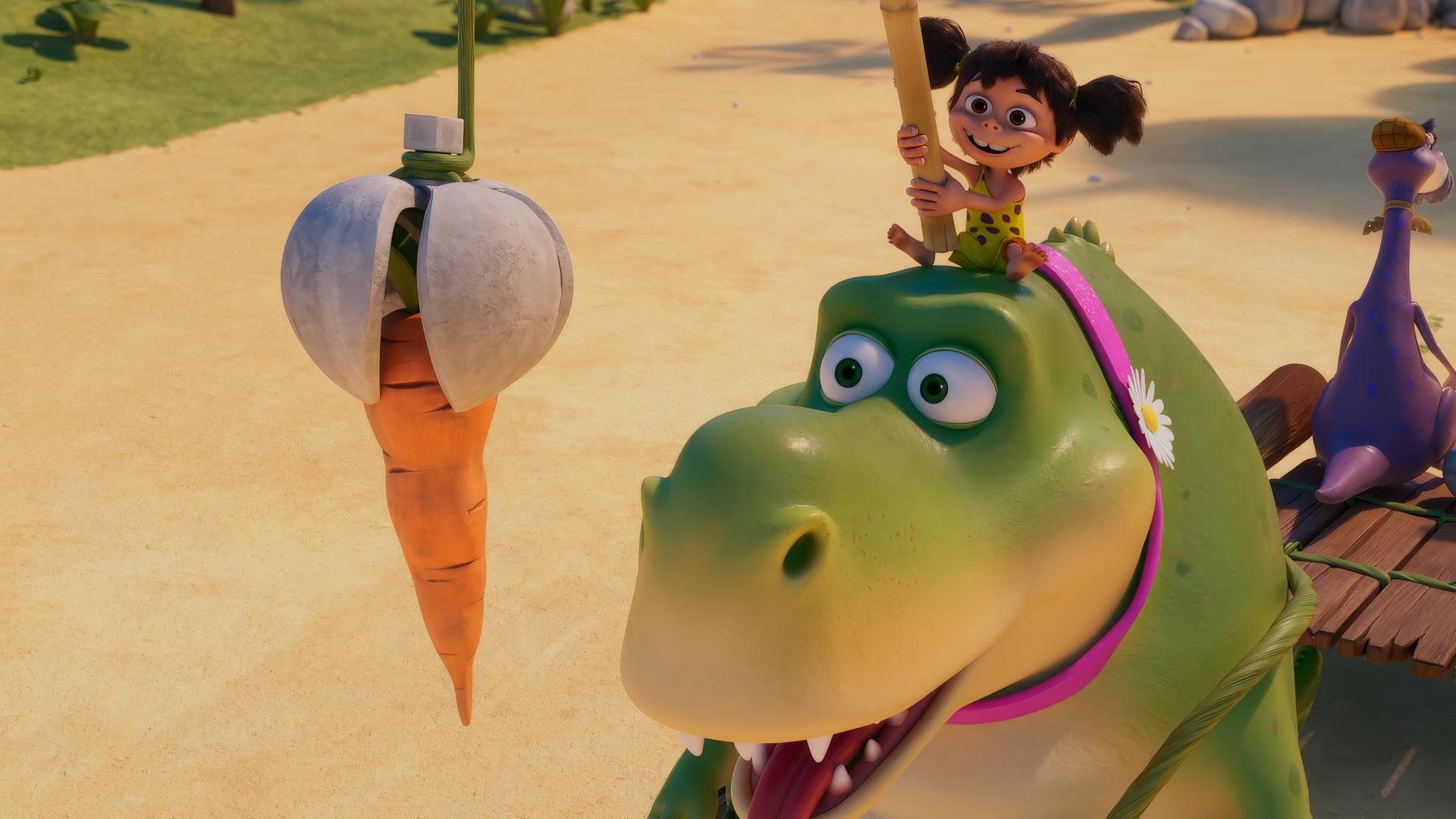 Auf dem Kopf eines großen, grünen Tyrannosaurus Rex sitzt das kleine Steinzeitmädchen Lucy und hält mit einer Art Angel dem großen Tyrannosaurus Rex eine Karotte vor die Nase. Der Tyrannosaurus Rex ist eingespannt - hinter sich her zieht er einen Wagen mit einer Achse, auf dem mit dem Rücken zu uns Herr Fussel und Minus Drei sitzen. Sie fahren auf einer sandigen Straße in Farnheim.