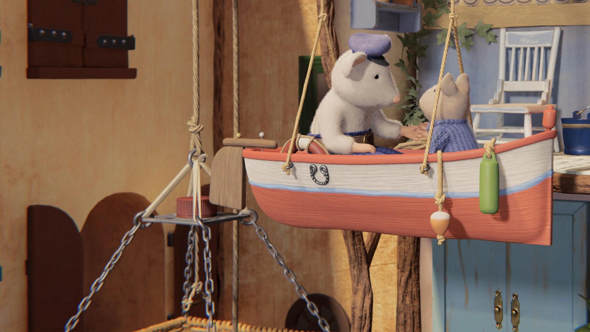 Opa Seemann und Sam sitzen sich in einem kleinen Boot gegenüber, das an zwei Seilen von der Decke im Hof des Mäusehauses hängt. Hinter ihnen sieht man die Terrasse mit einem Schaukelstuhl und einer Tür, auf der ein Ankerzeichen hängt. Opa Seemann und Sam sind in ein Gespräch vertieft.