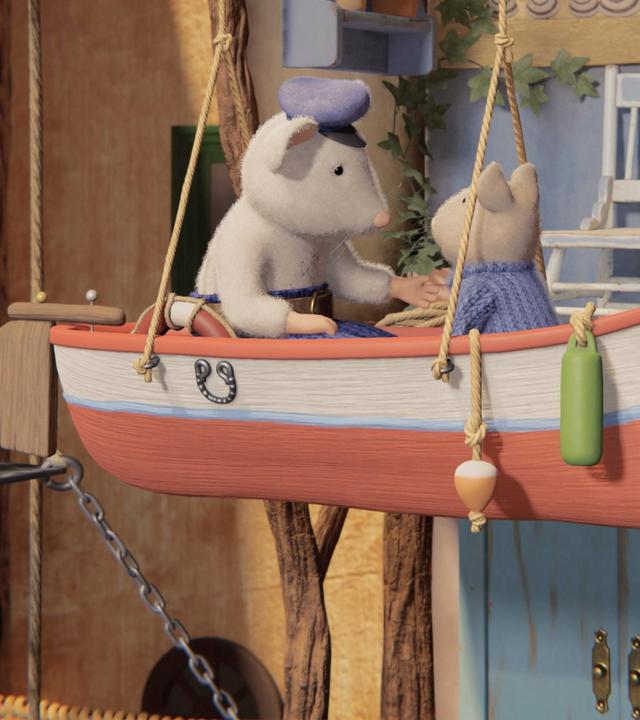 Opa Seemann und Sam sitzen sich in einem kleinen Boot gegenüber, das an zwei Seilen von der Decke im Hof des Mäusehauses hängt. Hinter ihnen sieht man die Terrasse mit einem Schaukelstuhl und einer Tür, auf der ein Ankerzeichen hängt. Opa Seemann und Sam sind in ein Gespräch vertieft.