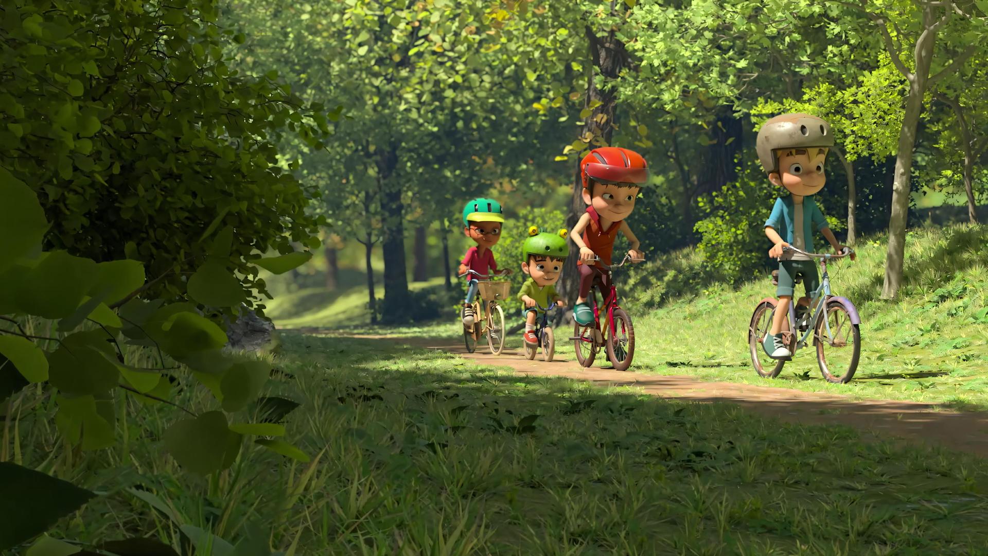 Lina, Kleiner Fuß, Bohnenstange und Raphael sind an einem sonnigen Tag auf einem Waldweg mit ihren Fahrrädern unterwegs. Alle Kinder tragen Fahrradhelme.