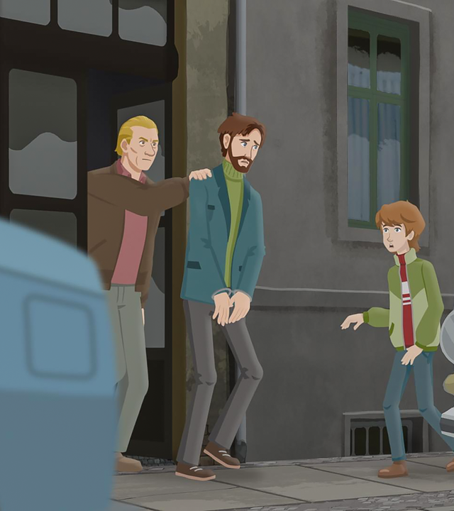 Ein Stasimitarbeiter und Onkel Henri verlassen das Haus. Der Stasimitarbeiter hält seinen Gefangenen an der Schulter fest. Onkel Henri ist mit Handschellen gefesselt. Paul beobachtet das erschreckt.