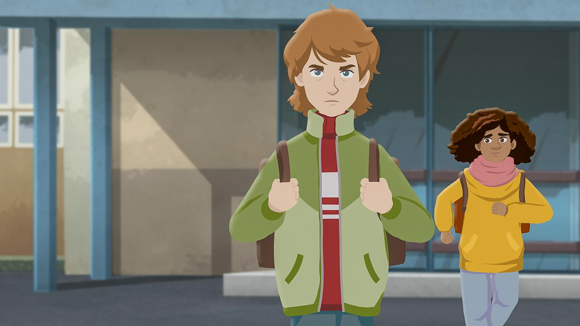 Paul blickt finster in die Kamera. Angespannt hält er die Riemen seines Rucksacks fest. Hinter ihm der Eingang der Schule. Millie läuft von hinten auf ihn zu. Sie sieht verzweifelt aus.