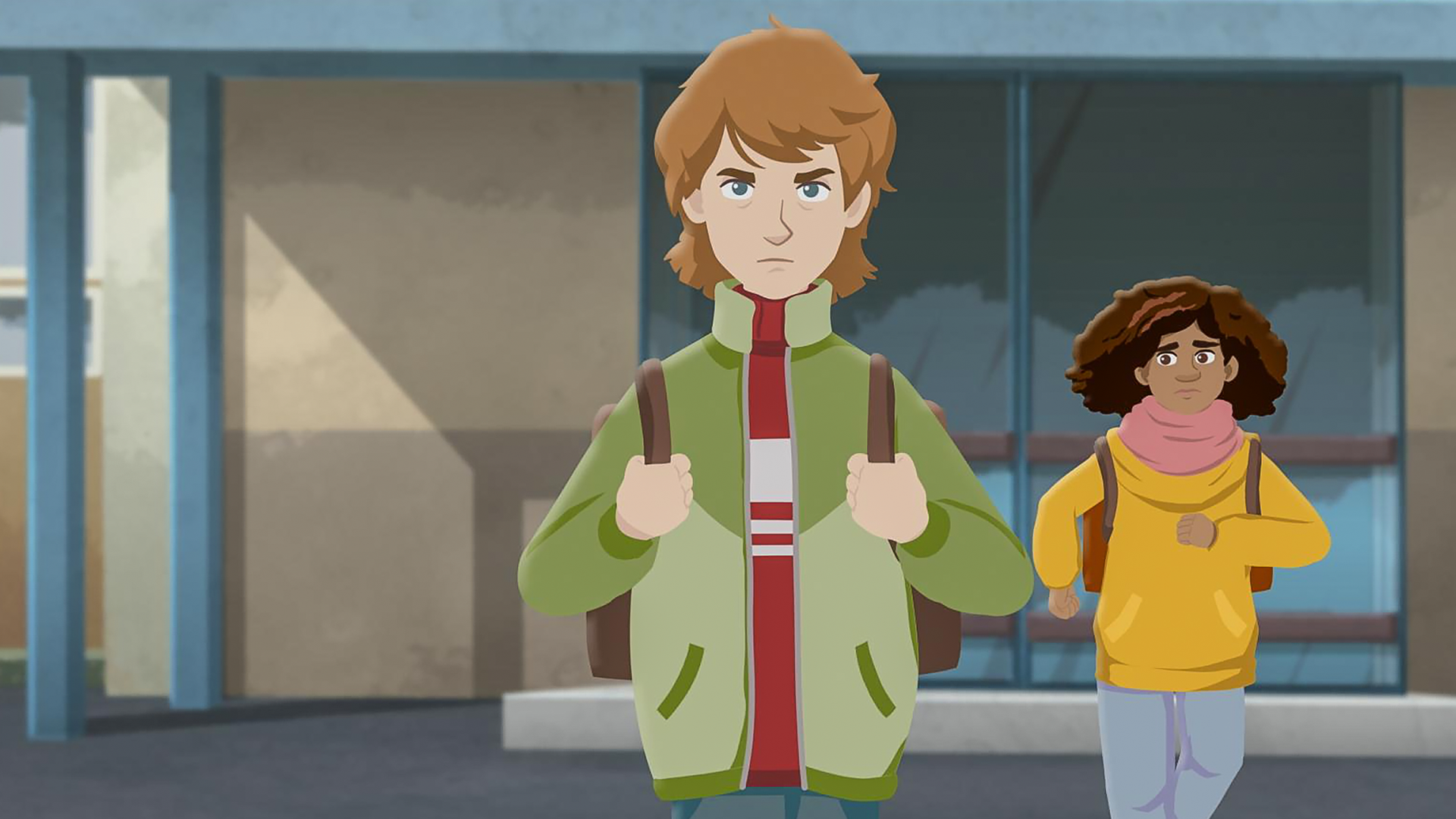 Paul blickt finster in die Kamera. Angespannt hält er die Riemen seines Rucksacks fest. Hinter ihm der Eingang der Schule. Millie läuft von hinten auf ihn zu. Sie sieht verzweifelt aus.