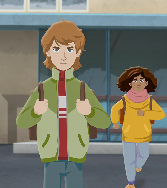 Paul blickt finster in die Kamera. Angespannt hält er die Riemen seines Rucksacks fest. Hinter ihm der Eingang der Schule. Millie läuft von hinten auf ihn zu. Sie sieht verzweifelt aus.