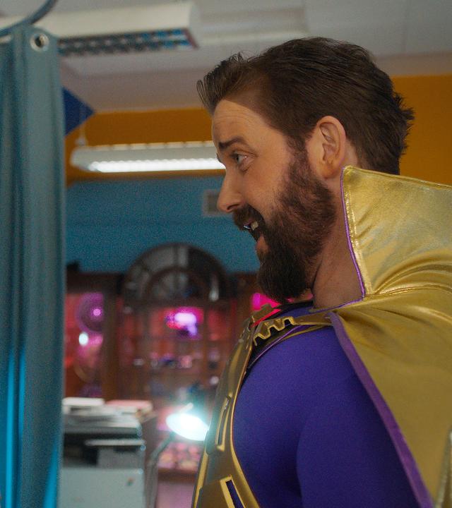 Thunderbolt steht im Labor mit erstauntem Blick seinem Double gegenüber.