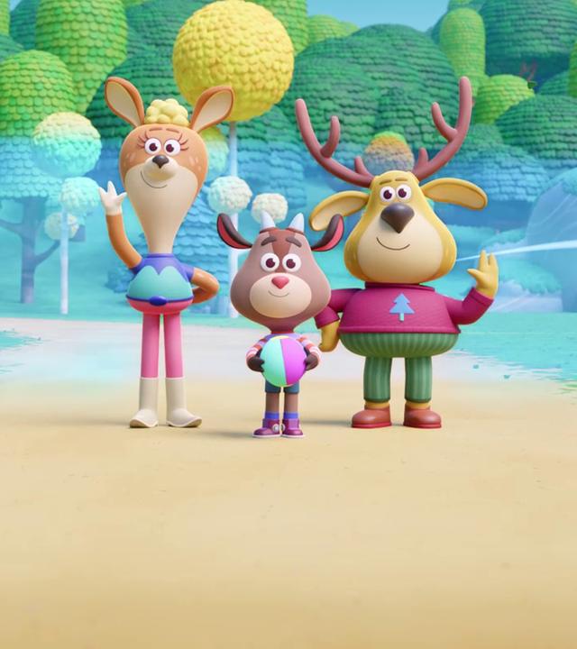 Die Hirscheltern Dana und Fred stehen links und rechts von Kris, dem Ziegenjungen, auf einem Weg und winken. Kris hat einen Ball in beiden Händen. Alle lächeln. Im Hintergrund sind Bäume und Sträucher zu sehen.