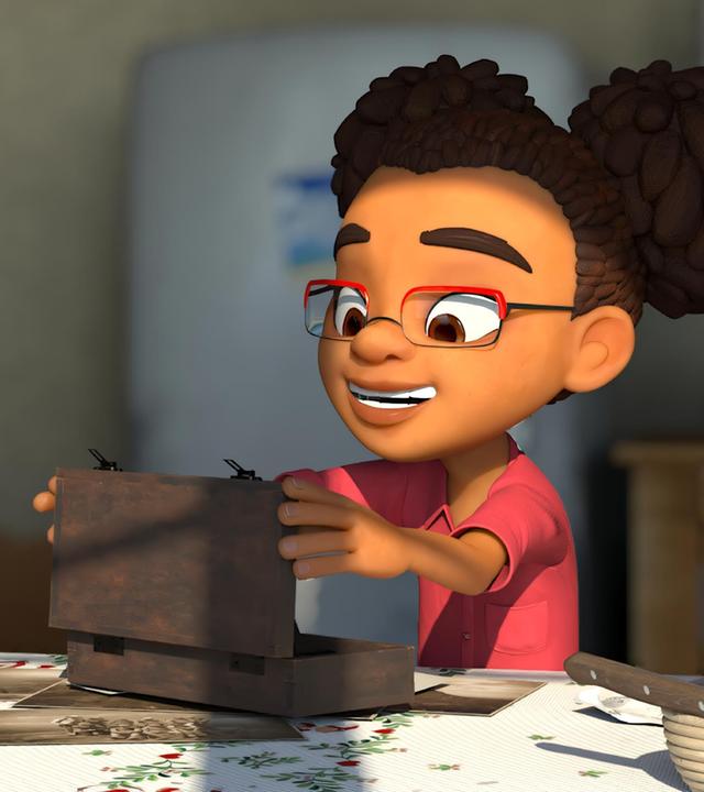 Lina sitzt bei Bauer Ludwig in der Stube am Küchentisch und blickt fasziniert in eine geöffnete Schatulle. Bauer Ludwig steht neben ihr.